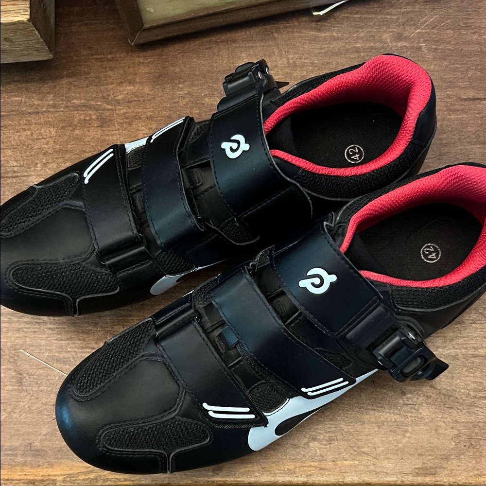 Peloton Black and Red Cycling Shoes - Picture 2 of 4